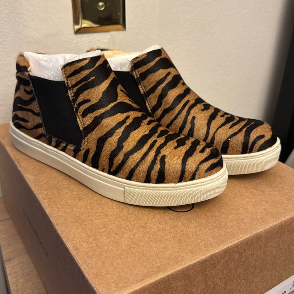NWT Coconut by Matisse Harlan tiger cowhair sneakers size 6.